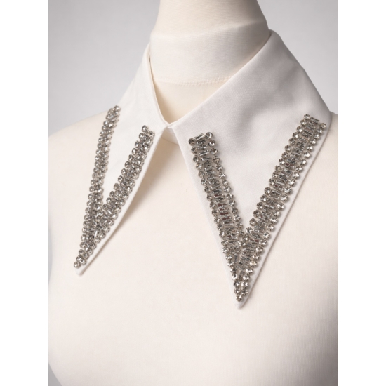 Elegancki kołnierzyk ozdobny zdobiony kryształkami – luksusowy detal, który w kilka chwil odmieni każdą stylizację.