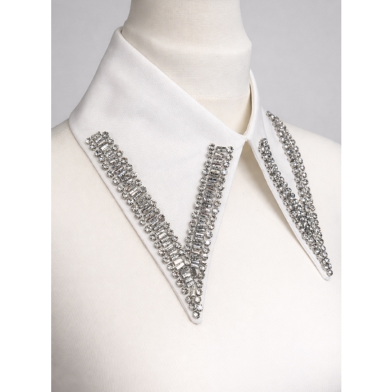 Elegancki kołnierzyk ozdobny zdobiony kryształkami – luksusowy detal, który w kilka chwil odmieni każdą stylizację.