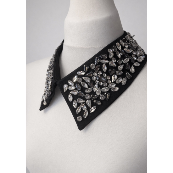 Odpinany kołnierzyk z kryształkami – luksusowy, czarny, zapinany na guziczek.