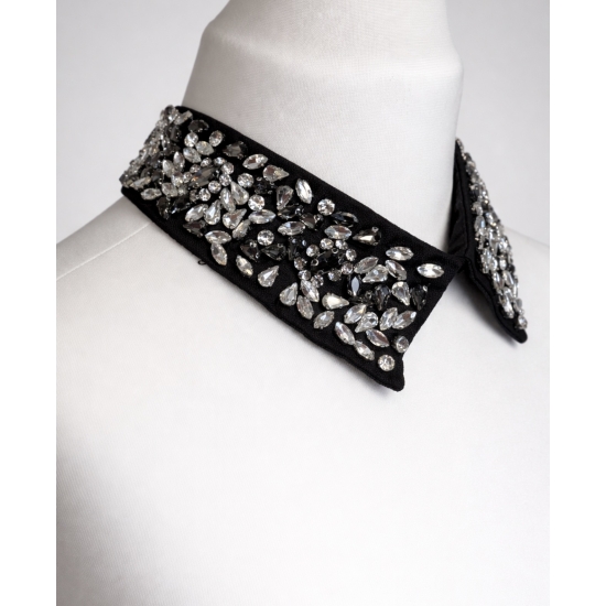 Odpinany kołnierzyk z kryształkami – luksusowy, czarny, zapinany na guziczek.