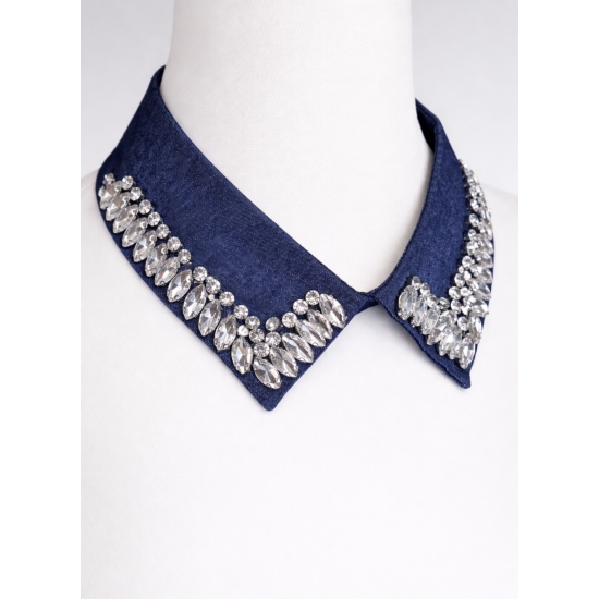 Elegancki kołnierzyk z denimu zdobiony efektownymi kryształkami – stylowy dodatek, który w kilka sekund odmieni każdą stylizację.