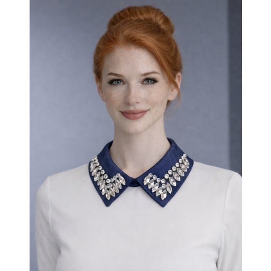 Elegancki kołnierzyk z denimu zdobiony efektownymi kryształkami – stylowy dodatek, który w kilka sekund odmieni każdą stylizację.