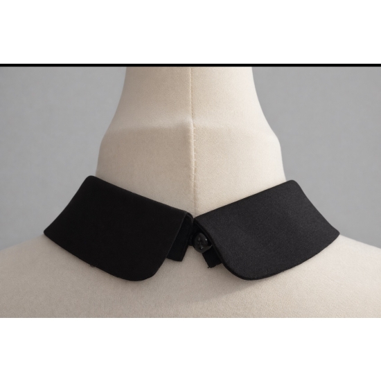 Odpinany kołnierzyk z kryształkami – czarny, zapinany na guziczek.