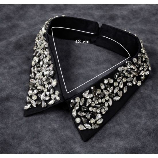 Odpinany kołnierzyk z kryształkami – luksusowy, czarny, zapinany na guziczek.