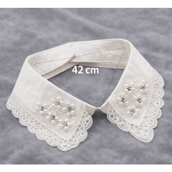 Odpinany kołnierzyk koronkowy z perełkami – ecru, zapinany na guziczek