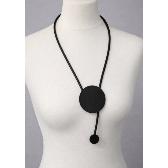 Naszyjnik z eko skóry i drewna – nowoczesna forma, naturalny charakter.