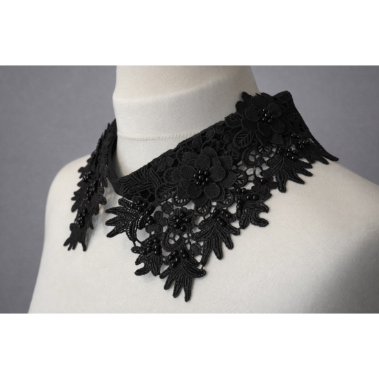 Odpinany kołnierzyk koronkowy – czarny, zapinany z tyłu na guziczek.