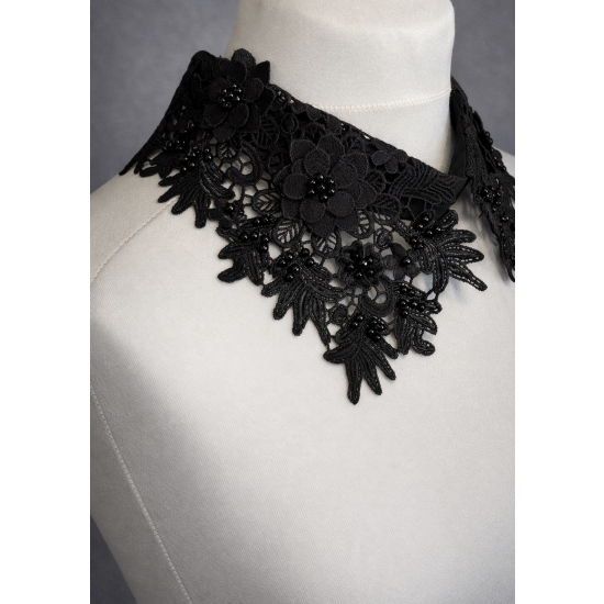 Odpinany kołnierzyk koronkowy – czarny, zapinany z tyłu na guziczek.