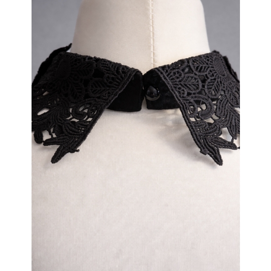 Odpinany kołnierzyk koronkowy – czarny, zapinany z tyłu na guziczek.