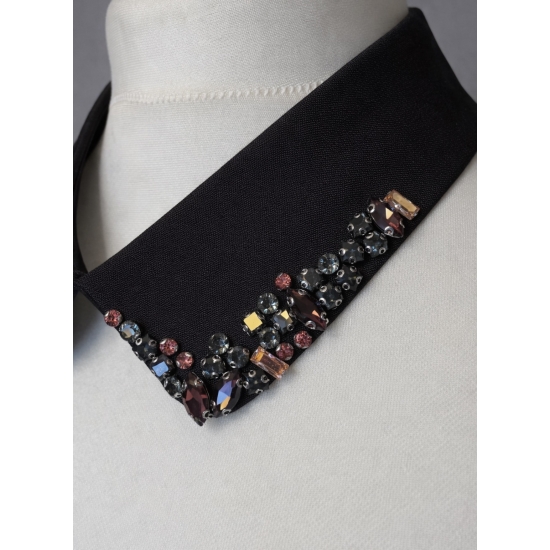 Odpinany kołnierzyk z kolorowymi kryształkami – czarny, zapinany z tyłu na guziczek.
