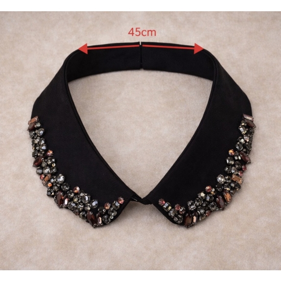 Odpinany kołnierzyk z kolorowymi kryształkami – czarny, zapinany z tyłu na guziczek.