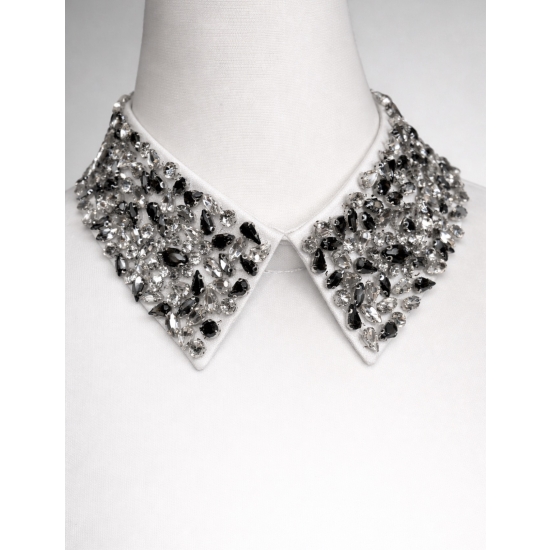 Odpinany kołnierzyk z kryształkami – biały, zapinany z tyłu na guziczek.