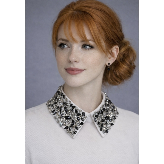 Odpinany kołnierzyk z kryształkami – biały, zapinany z tyłu na guziczek.