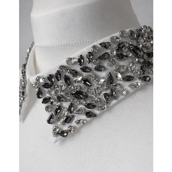 Odpinany kołnierzyk z kryształkami – biały, zapinany z tyłu na guziczek.