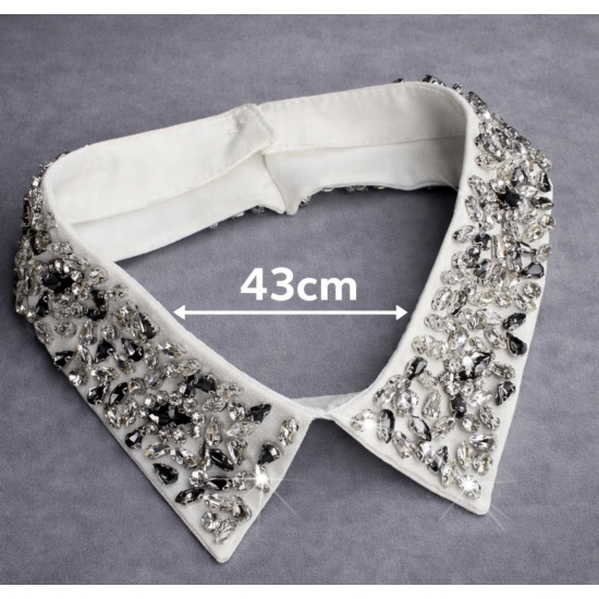 Odpinany kołnierzyk z kryształkami – biały, zapinany z tyłu na guziczek.