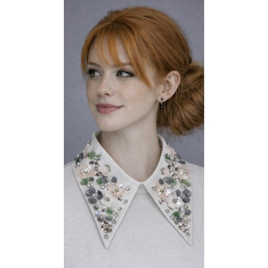 Odpinany kołnierzyk z aplikacją kwiatową – biały, zapinany z tyłu na guziczek