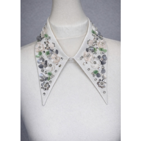 Odpinany kołnierzyk z aplikacją kwiatową – biały, zapinany z tyłu na guziczek