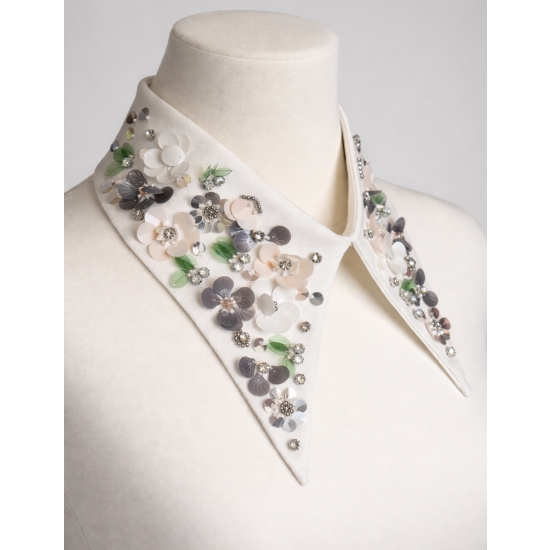 Odpinany kołnierzyk z aplikacją kwiatową – biały, zapinany z tyłu na guziczek