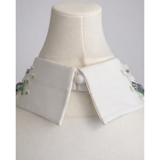 Odpinany kołnierzyk z aplikacją kwiatową – biały, zapinany z tyłu na guziczek