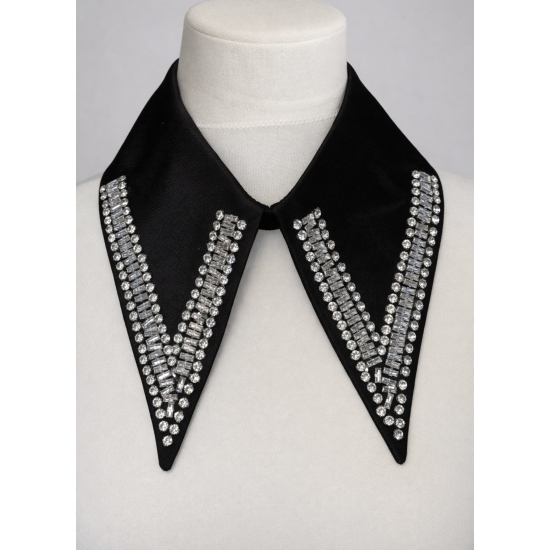 Odpinany kołnierzyk z kryształkami – czarny, zapinany z tyłu na guziczek.