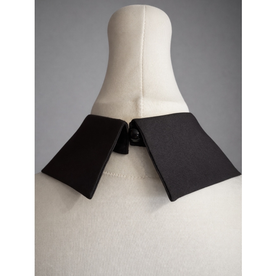 Odpinany kołnierzyk z kryształkami – czarny, zapinany z tyłu na guziczek.