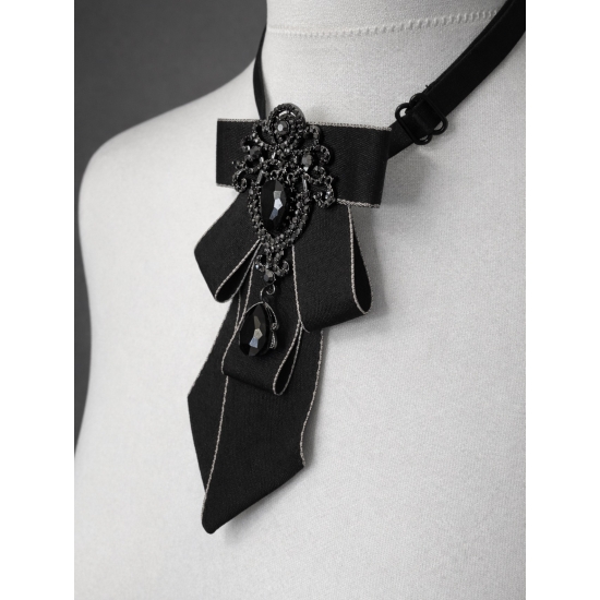 Krawatka ozdobna z broszką – czarna, regulowana tasiemka z agrafką, gothic glamour.