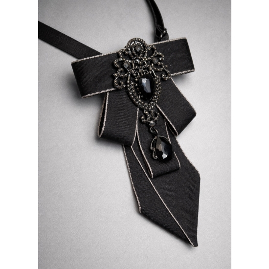 Krawatka ozdobna z broszką – czarna, regulowana tasiemka z agrafką, gothic glamour.