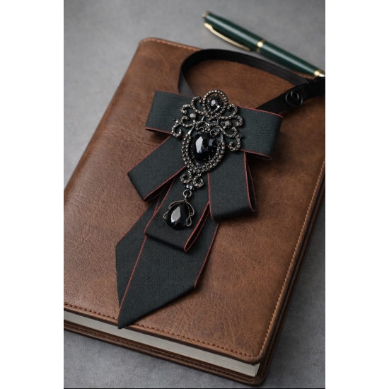 Krawatka ozdobna z broszką – elegancki, gothic glamour.