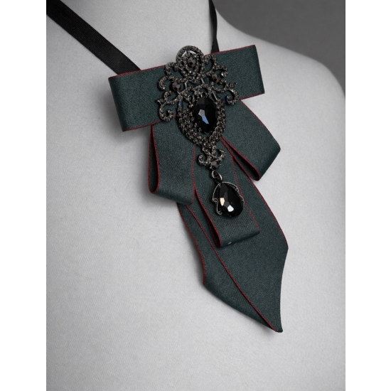 Krawatka ozdobna z broszką – elegancki, gothic glamour.