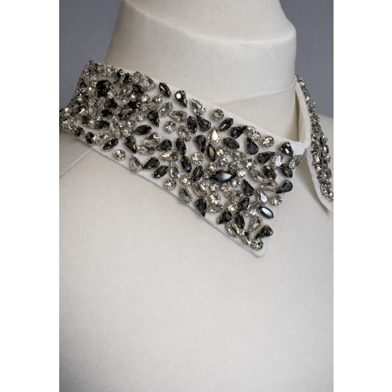 Odpinany kołnierzyk z kryształkami – biały, zapinany z tyłu na guziczek.