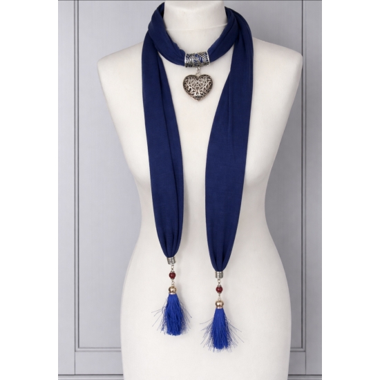 Naszyjnik–szal w kolorze granatowym z sercem i chwostami.