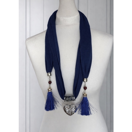 Naszyjnik–szal w kolorze granatowym z sercem i chwostami.