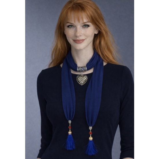 Naszyjnik–szal w kolorze granatowym z sercem i chwostami.