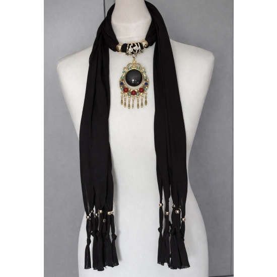 Naszyjnik–szal w kolorze czarnym z orientalnym medalionem i frędzlami.