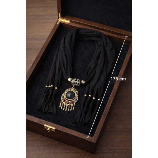 Naszyjnik–szal w kolorze czarnym z orientalnym medalionem i frędzlami.