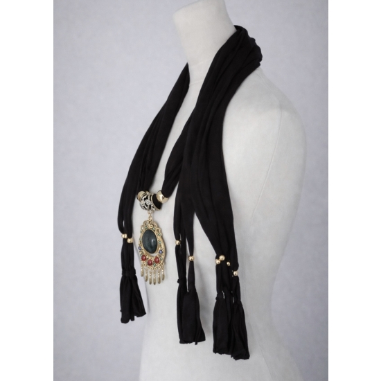 Naszyjnik–szal w kolorze czarnym z orientalnym medalionem i frędzlami.