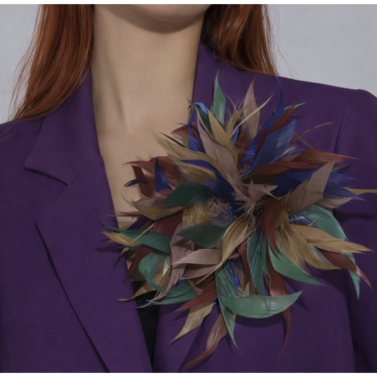 Kolorowa broszka i spinka z piór – efektowny, artystyczny dodatek.