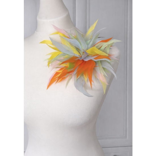 Broszka i spinka 2w1 z piór – pastelowy, lekki akcent stylizacji.