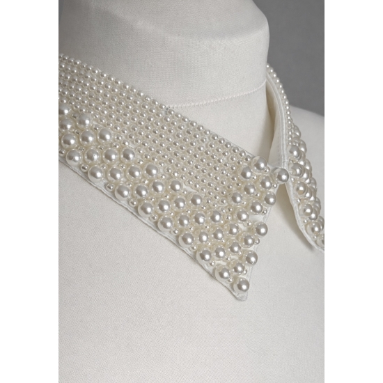 Odpinany kołnierzyk z perełkami – ecru, zapinany z tyłu na guziczek.