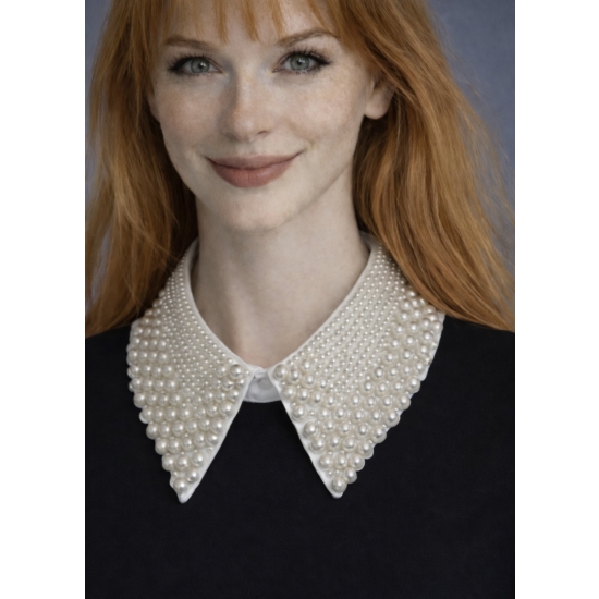 Odpinany kołnierzyk z perełkami – ecru, zapinany z tyłu na guziczek.