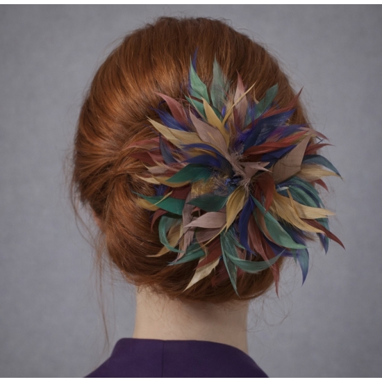 Kolorowa broszka i spinka z piór – efektowny, artystyczny dodatek.