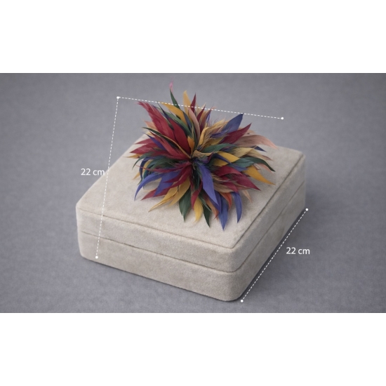 Kolorowa broszka i spinka z piór – efektowny, artystyczny dodatek.