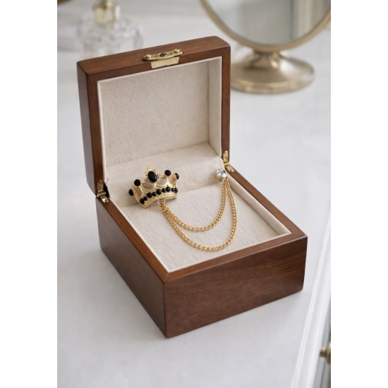 Broszka z łańcuszkiem – królewski akcent Twojej stylizacji.