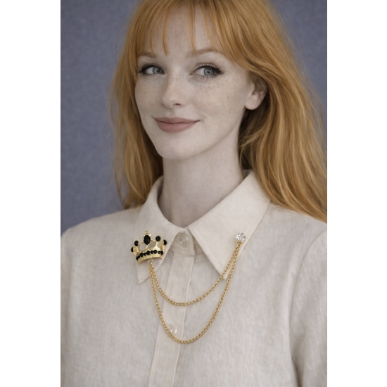 Broszka z łańcuszkiem – królewski akcent Twojej stylizacji.