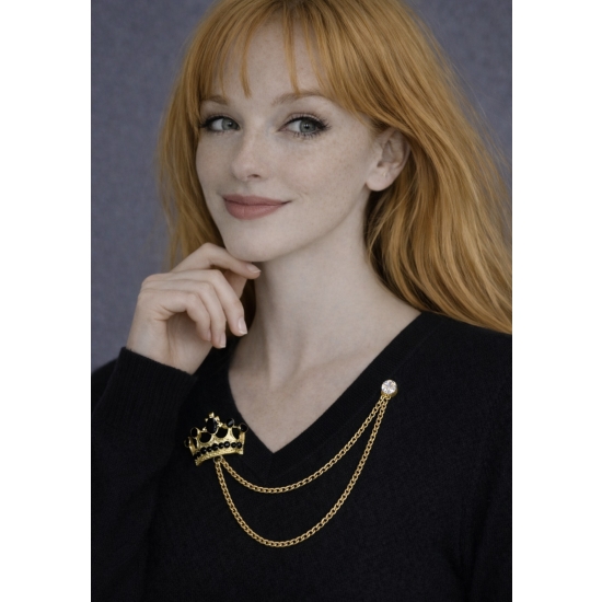 Broszka z łańcuszkiem – królewski akcent Twojej stylizacji.