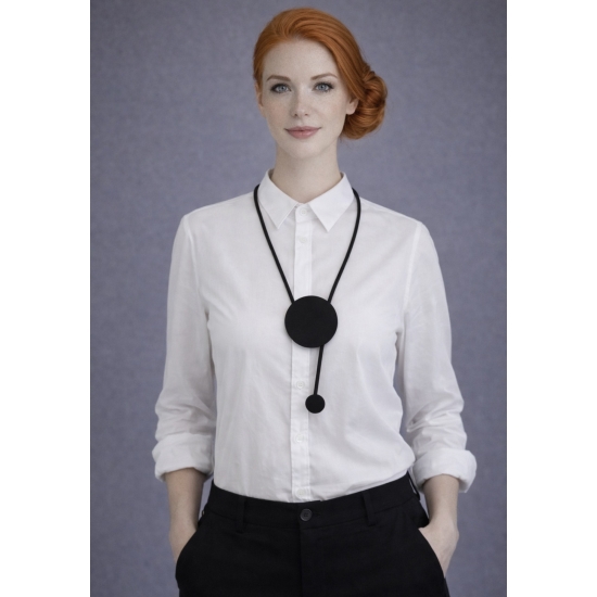 Naszyjnik z eko skóry i drewna – nowoczesna forma, naturalny charakter.