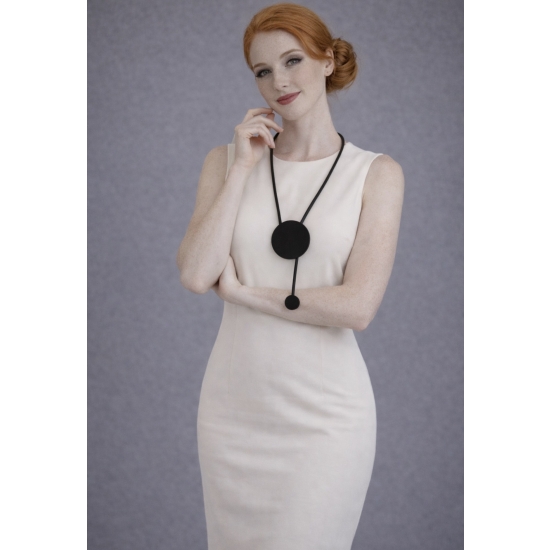 Naszyjnik z eko skóry i drewna – nowoczesna forma, naturalny charakter.