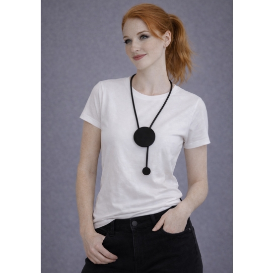 Naszyjnik z eko skóry i drewna – nowoczesna forma, naturalny charakter.