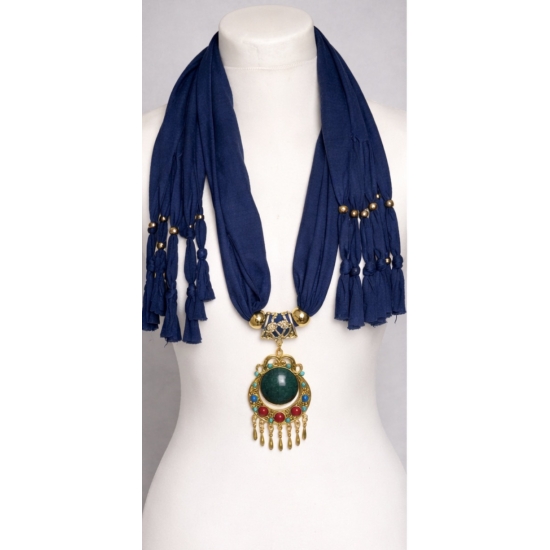 Szal z dekoracyjnym wykończeniem – kolor, ruch i charakter w jednym detalu.