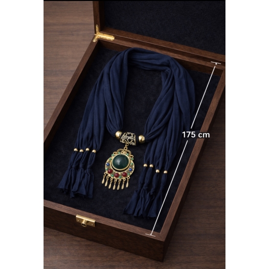 Szal z dekoracyjnym wykończeniem – kolor, ruch i charakter w jednym detalu.